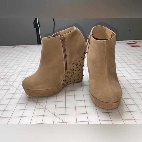 Womens camel color booties size 6 - Picture 4 of 6